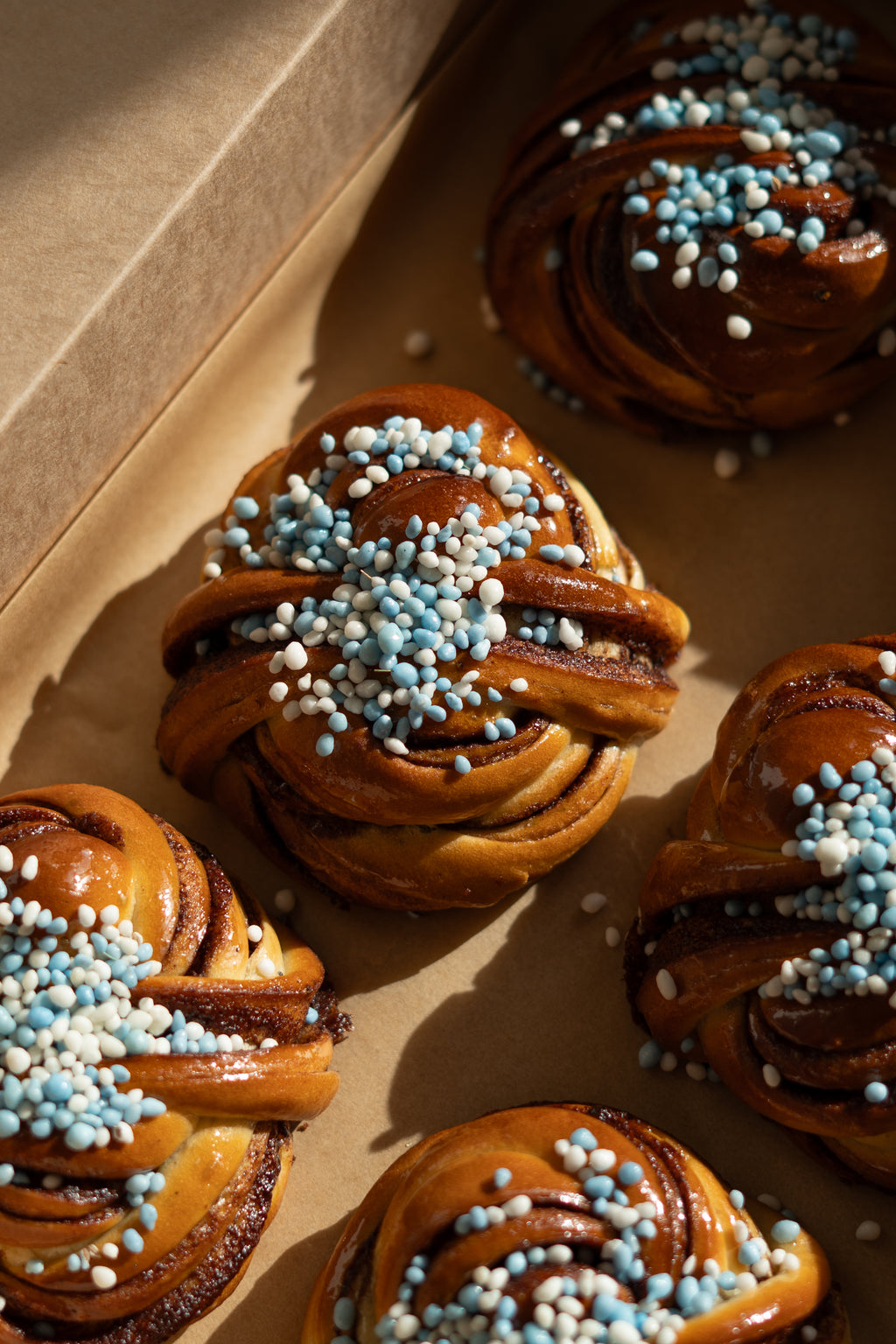 Celebration Box: 6 blauwe kaneelbuns