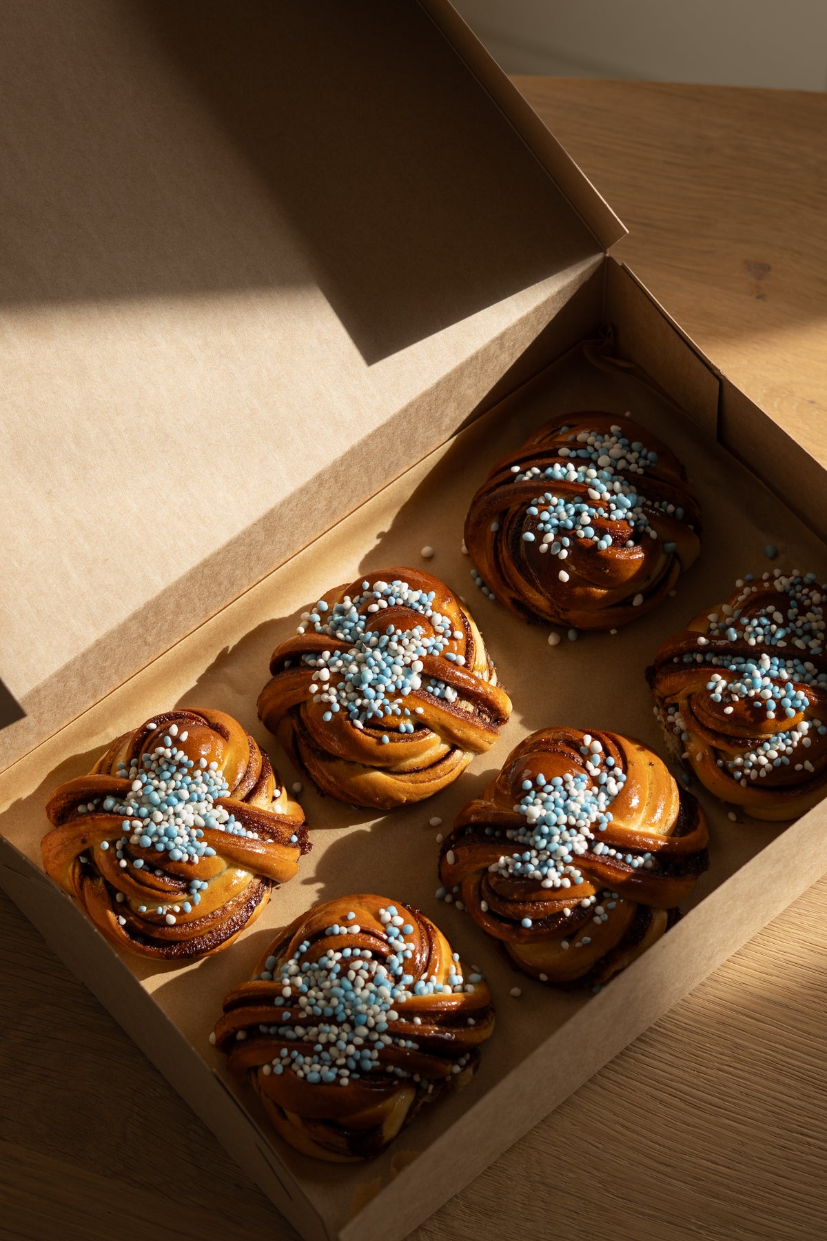 Celebration Box: 6 blauwe kaneelbuns