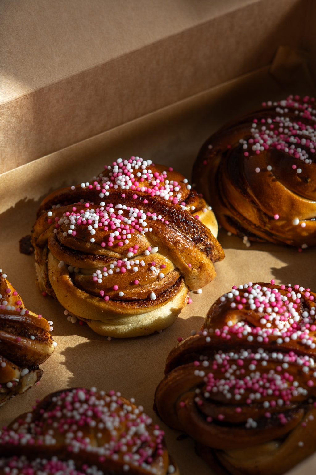 Celebration Box: 6 roze kaneelbuns