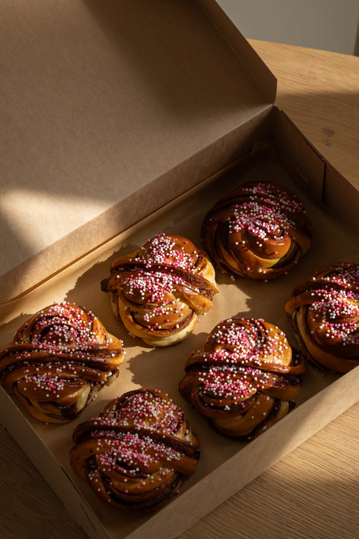 Celebration Box: 6 roze kaneelbuns