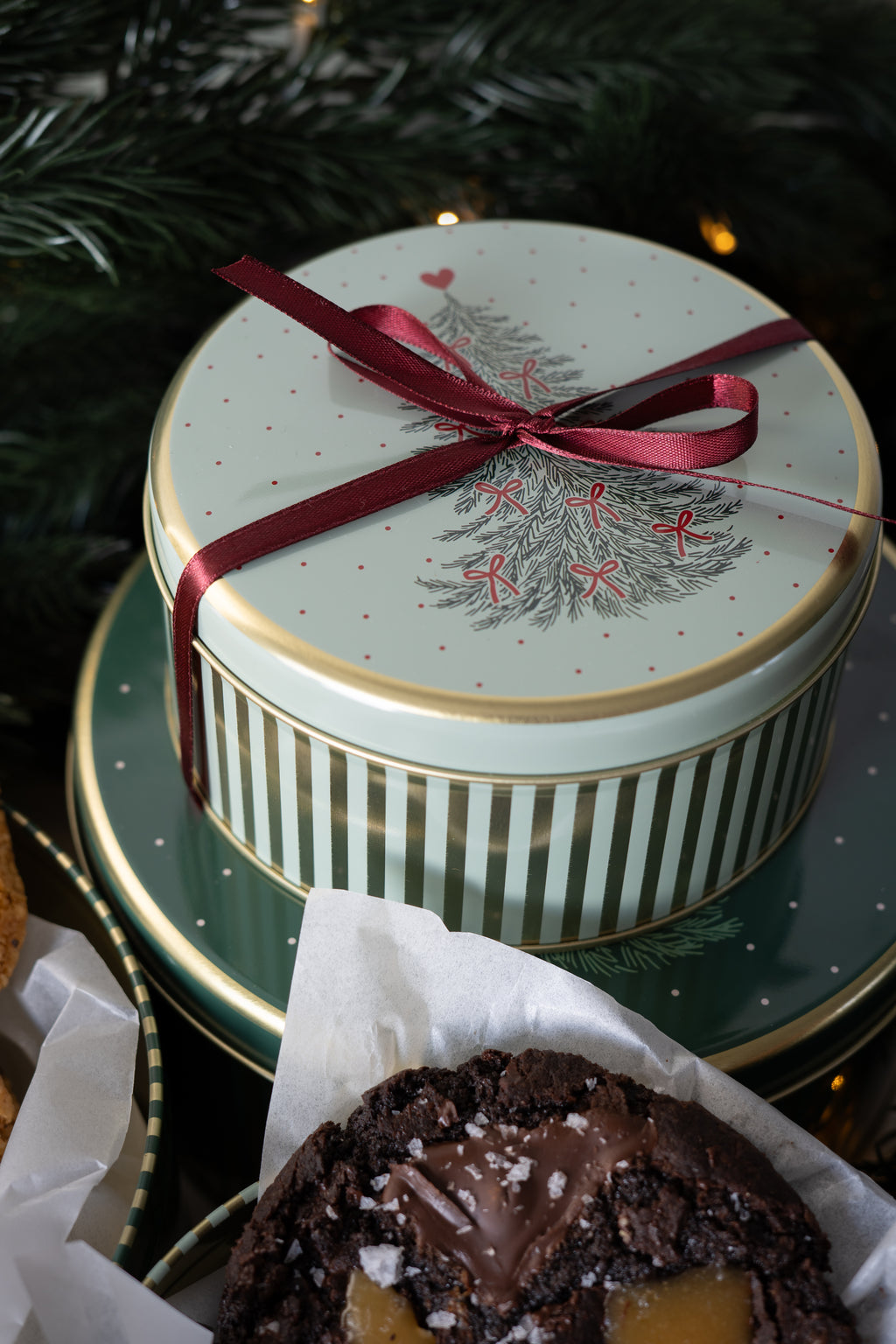 Nordic Cookie Tin: 3 double chocolate toffee cookies